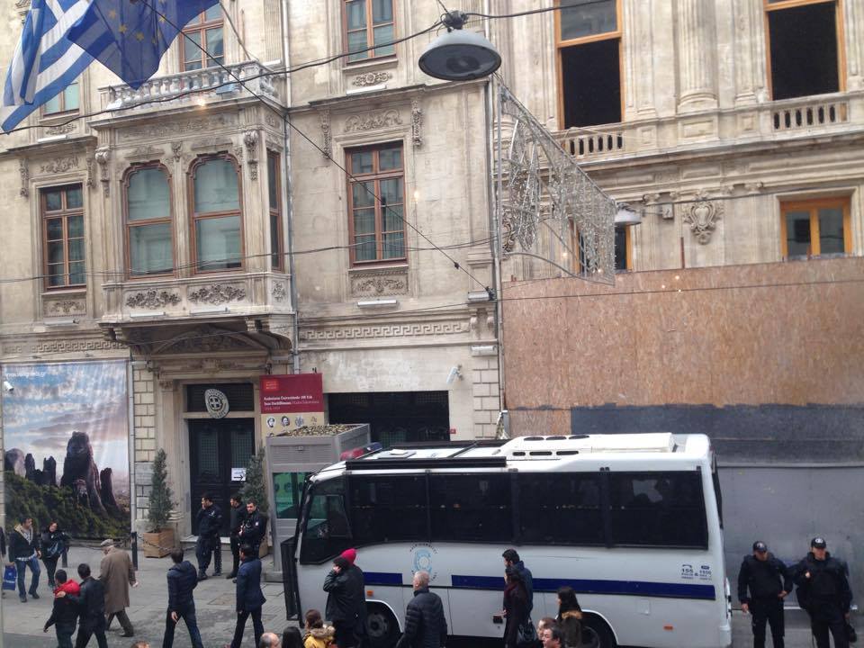 policija ispred grčkog konzulata